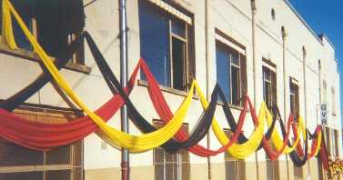 Décoration du bâtiment lors de la fête des Mousselines 2000
